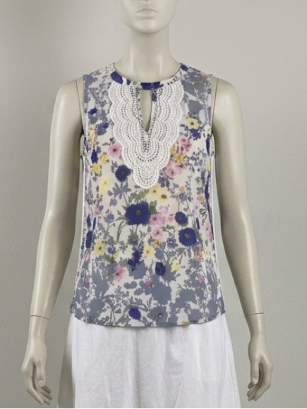 NWT Daniel Rainn Floral Blouse Womens XS Blue White Sleeveless Crochet Keyhole